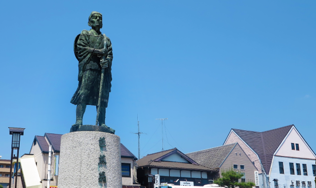 松尾芭蕉の像（上野市駅前広場駐車場）